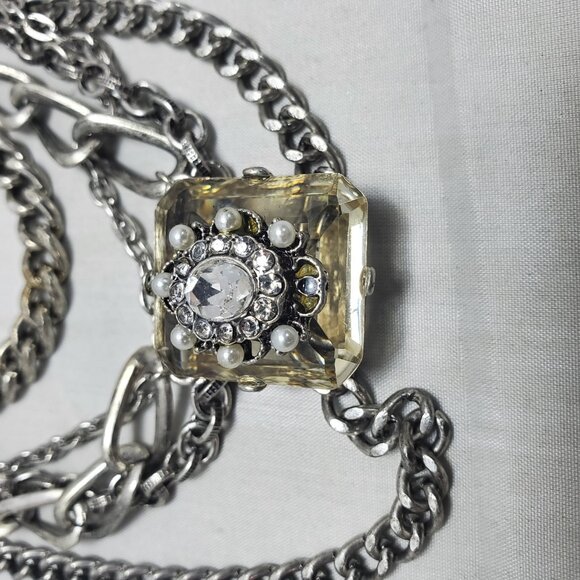 Avenue - 6 Layers of silver links with large glass stone rhinestone & pearl - Picture 4 of 7